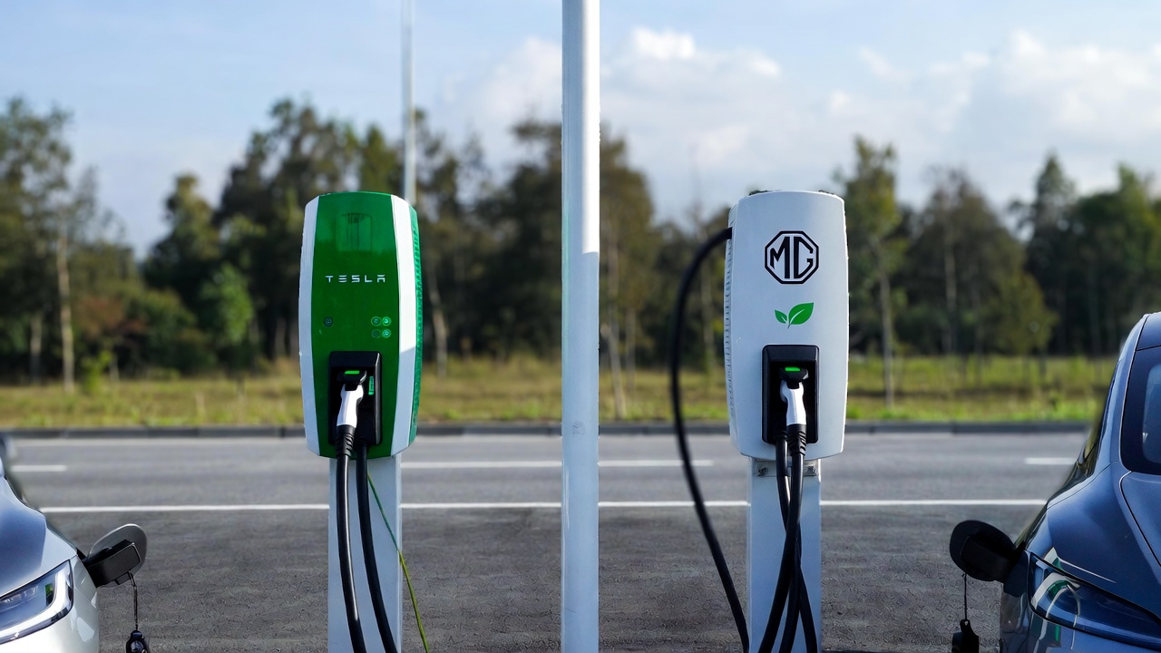 Tesla Model Y and MG4 electric vehicles at charging station – best hub bearings UK